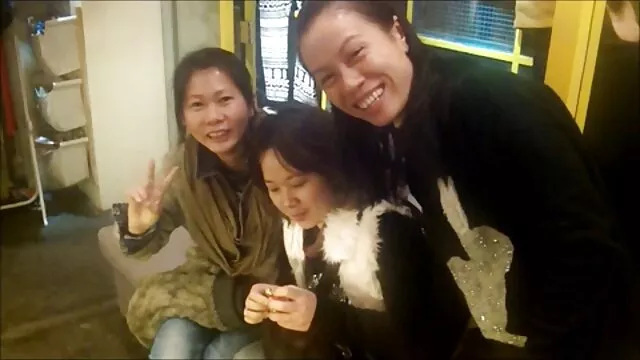 แม่บ้านผมบลอนด์ในชุดชั้นในสีแดงและถุงน่อง วีดีโอ โป้ะ Queenie masturbates pussy