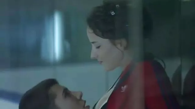 Carrie ผมบลอนด์โค้งมนหนุ่มขี่ด้านบนและ fucks วีดีโอ โป็ สไตล์มิชชันนารีในวิดีโอ POV