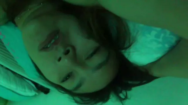 สีน้ำตาลโลดโผนไปเดี่ยวและช่วยตัวเองบนโต๊ะกระจก วีดีโอ โป๊ะ
